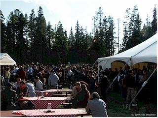 [ www2007 banquet: the crowd gathers at brewster's mountview barbecue ]